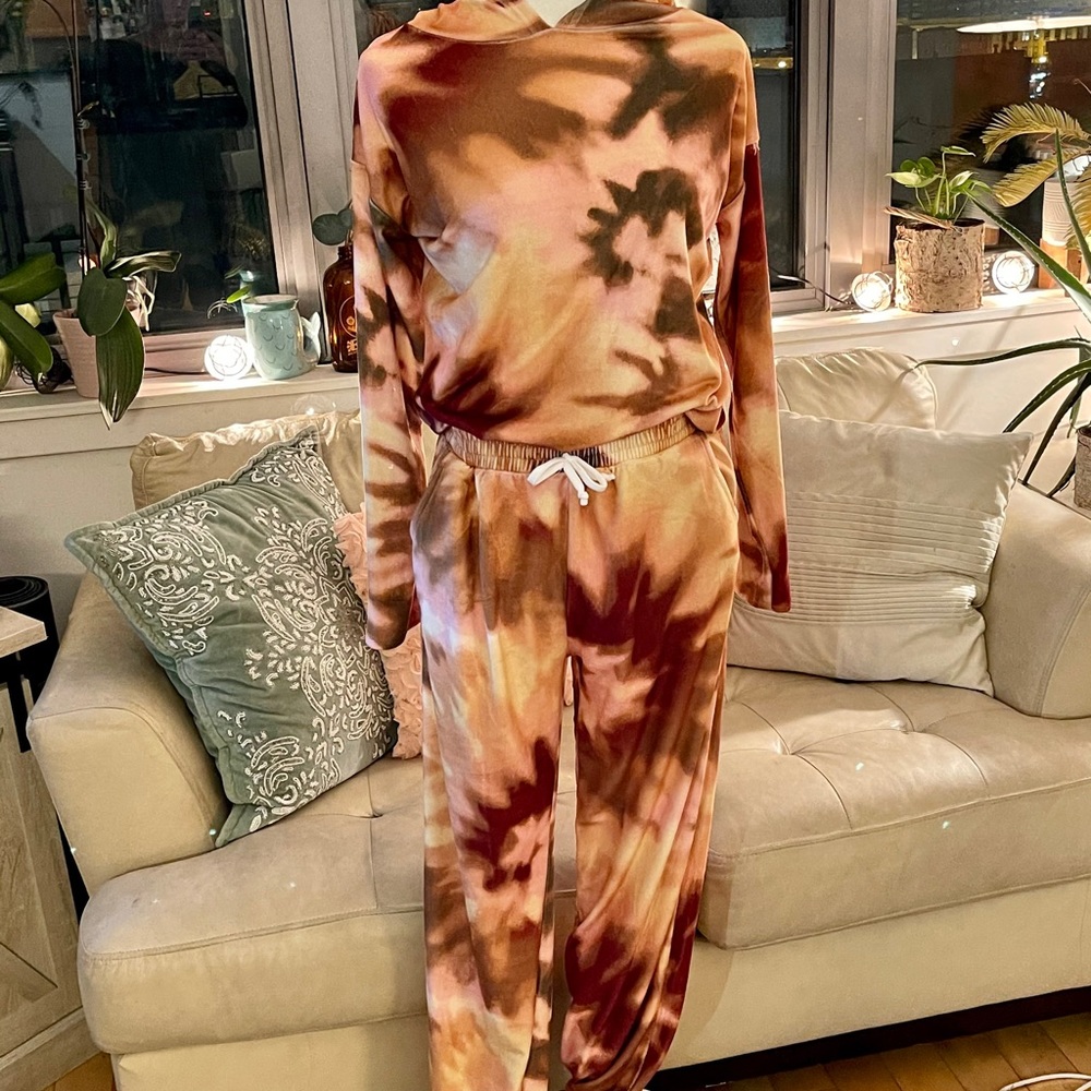 ❌SOLD❌Tie dye velour set